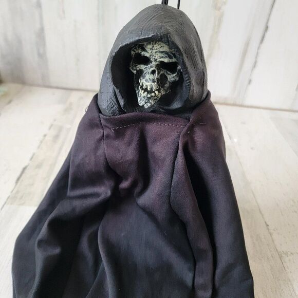 Paper magic group grim reaper hanging head Halloween scary prop - Picture 1 of 5